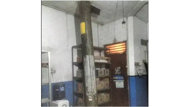 6 Potret Bangunan Terhalang Tiang Ini Bikin Bingung, Menyatu dengan Rumah