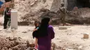 Militer Israel memerintahkan warga Palestina untuk meninggalkan rumah mereka selama operasi Israel di kamp pengungsi Tulkarem di barat laut Tepi Barat yang diduduki pada 2 Mei 2025. (Jaafar ASHTIYEH/AFP)