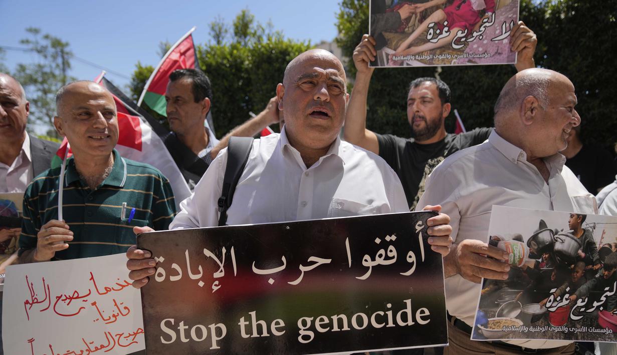 Pengunjuk rasa pro-Palestina membawa poster bertuliskan "Tolak Kelaparan Gaza" dalam aksi protes di depan kantor Perserikatan Bangsa-Bangsa di kota Ramallah, Tepi Barat, Senin 1 September 2025. (AP Photo/Nasser Nasser)