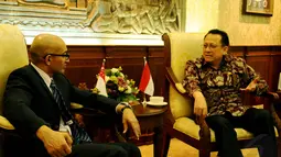 Ketua DPD RI, Irman Gusman (kanan) saat menerima kunjungan delegasi kedutaan besar Singapura untuk Indonesia, Anil Kumar Nayar, Jakarta, Jumat (5/12/2014). (Liputan6.com/Andrian M Tunay)