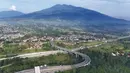 Foto udara memperlihatkan ruas jalan tol Bogor-Ciawi-Sukabumi (Bocimi) dengan latar belakang Gunung Salak di Cicurug, Kabupaten Bogor, Jawa Barat, Selasa (5/11/2024). (merdeka.com/Arie Basuki)