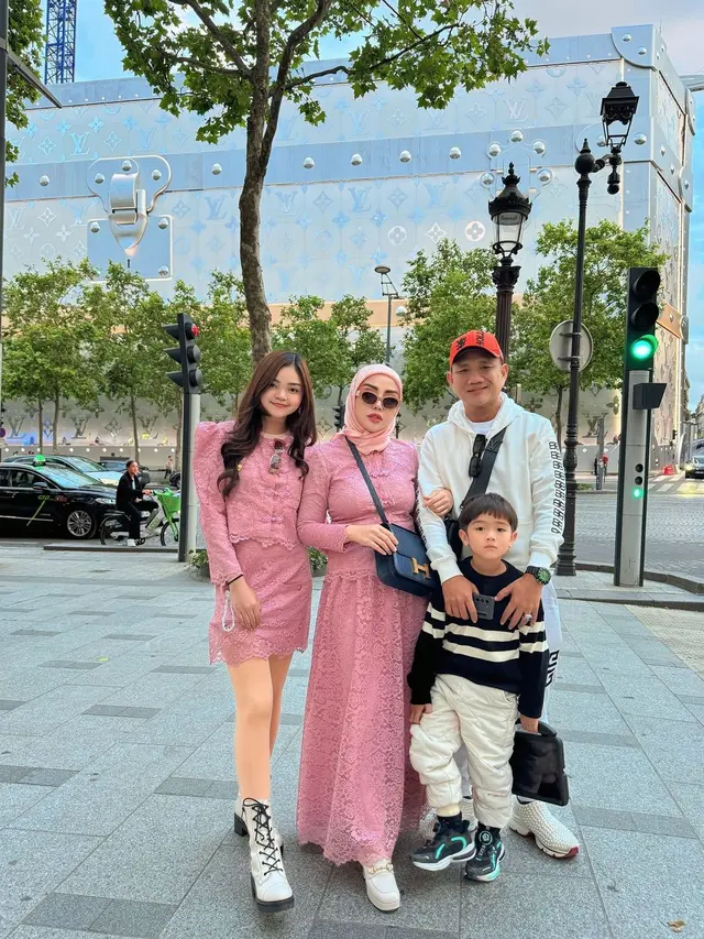 Potret Bella Shofie dan keluarga (Sumber: Instagram/@bellashofie_rigan)