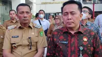 Bupati Meranti Muhammad Adil bersama Dirjen Bina Keuangan Daerah Kemendagri Agus Fatoni ketika memberikan keterangan kepada media. (Foto: Ahda Bayhaqi/Merdeka.com).