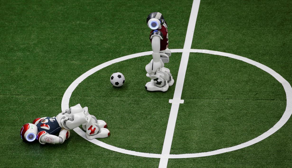 Pemain sepak bola robot dari tim SJTUmencoba berdiri saat berkompetisi melawan tim SPQR dalam pertandingan RoboCup Asia-Pacific Tianjin Invitational Tournament 2019 di Tianjin, China, Jumat (17/5/2019). (REUTERS/Jason Lee)