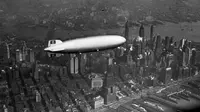 Airship atau kapal udara Hindenburg buatan Jerman terbang di atas Manhattan pada 6 Mei 1937. (AP)