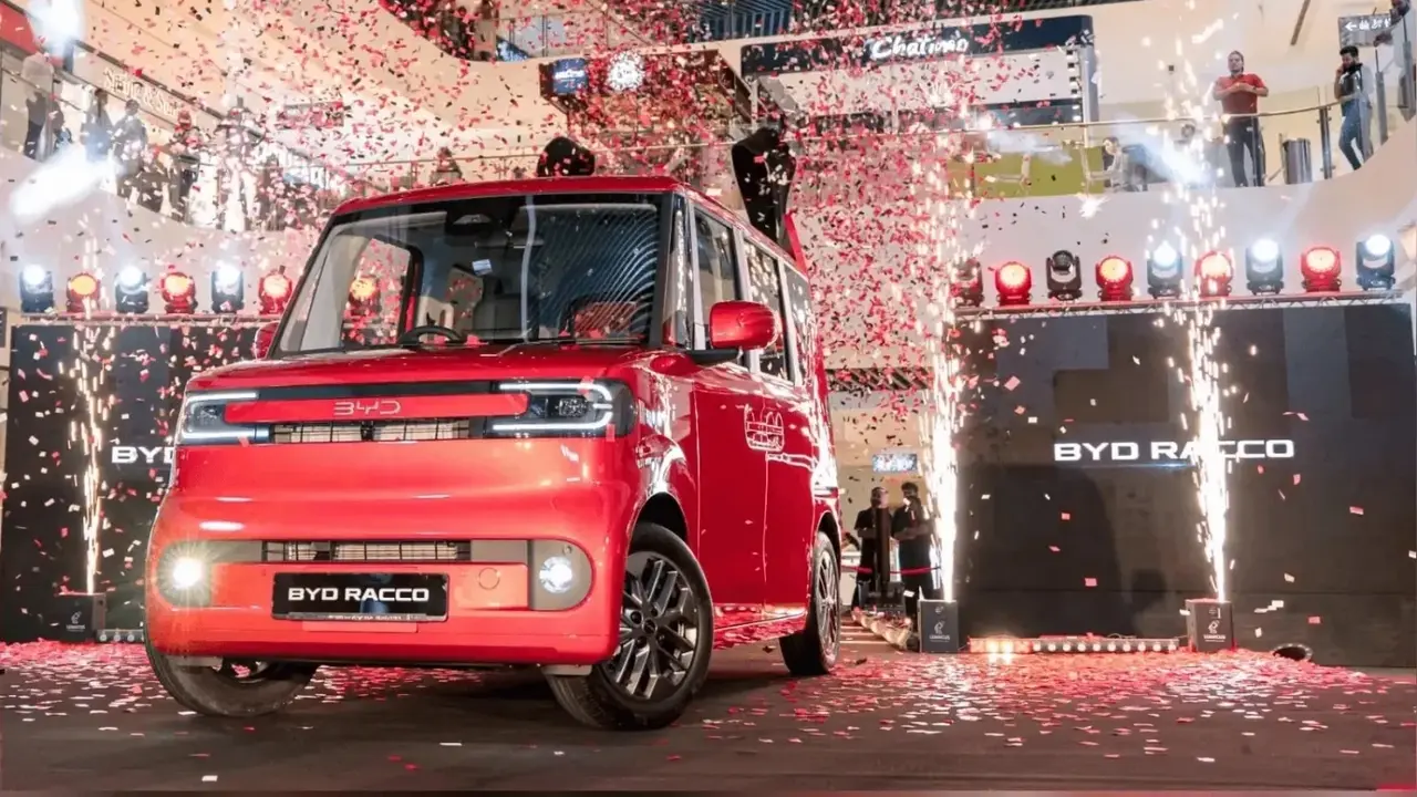 Depan Mobil Kei Listrik BYD Racco dengan Bodi Boxy