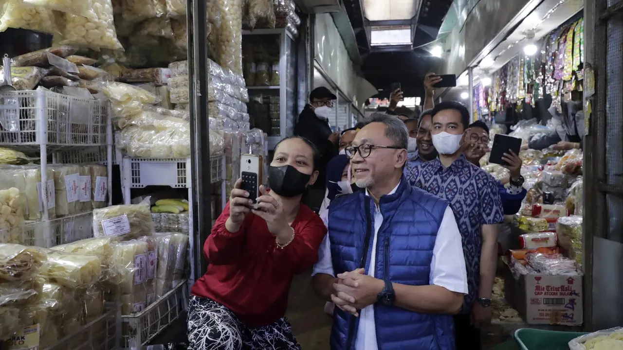 Menteri Perdagangan Zulkifli Hasan saat memantau harga barang kebutuhan pokok di Pasar Gede, Surakarta, Jawa Tengah, Kamis (15/9/2022).