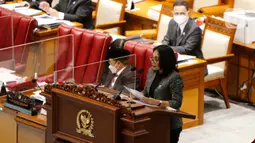 Menteri PPPA, I Gusti Ayu Bintang Darmawati memberikan keterangan saat rapat paripurna ke-19 masa persidangan IV tahun sidang 2021-2022 Nusantara II, Kompleks Parlemen MPR/DPR-DPD, Senayan, Jakarta, Selasa (12/4/2022). (Liputan6.com/Angga Yuniar)