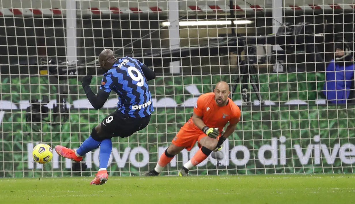 Pemain Inter Milan Romelu Lukaku mencetak gol ke gawang Lazio dari titik penalti pada pertandingan Liga Italia di Stadion San Siro, Milan, Italia, Minggu (14/2/2021). Inter Milan akhirnya menggusur AC Milan dari puncak klasemen Liga Italia usai mengalahkan Lazio 3-1. (AP Photo/Luca Bruno)