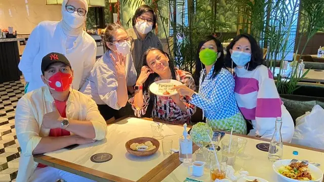 6 Momen Bridal Shower Kalina Ocktaranny, Diceburkan ke Kolam