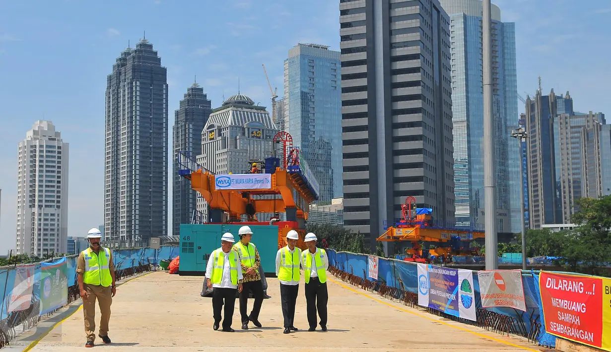 Presiden Joko Widodo didampingi Gubernur DKI Jakarta Basuki Tjahaja Purnama atau Ahok, Menteri PUPR Basuki Hadimuljono dan Menhub Budi Karya Sumadi saat meninjau proyek simpang susun Semanggi, Jakarta, Kamis (23/2). (Liputan6.com/Angga Yuniar)