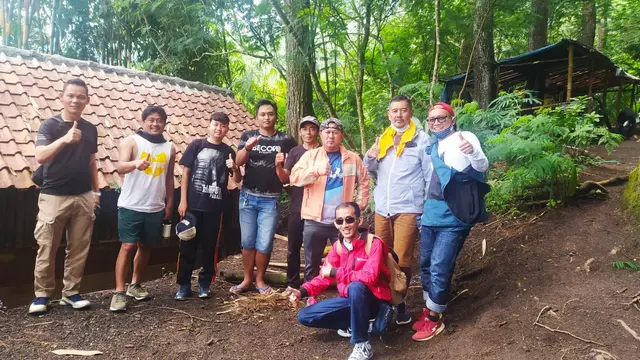 Para pengunjung pendaki gunung Guntur, Garut, Jawa Barat tengah beristirahat sejenak sebelum melanjutkan perjalanan ke pos berikutnya.