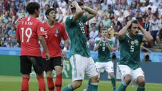Pemain Jerman, Mario Gomez dan  Mats Hummels gagal memanfaatkan peluang mencetak gol saat melawan Korea Selatan pada laga grup F Piala Dunia 2018 di Kazan Arena, Kazan, Rusia, (27/6/2018). Korea menang atas Jerman 2-0. (AP/Lee Jin-man)