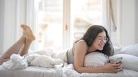 Ilustrasi main HP sambil tiduran. (Photo by Andrea Piacquadio/Pexels)