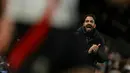 Pelatih Manchester United, Ruben Amorim memberikan instruksi ke pemainnya pada laga lanjutan Liga Inggris 2024/2025 melawan Fulham di Craven Cottage, London, Senin (27/01/2025) dini hari WIB. (AFP/Glyn Kirk)