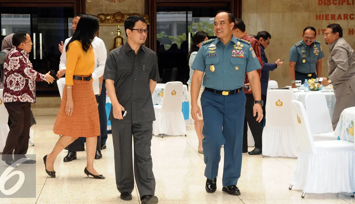 Ketua Komisi I DPR Mahfudz Shiddiq (tengah) berjalan bersama KSAL Laksamana TNI Ade Supandi usai menggelar pertemuan di Mabes TNI AL Cilangkap, Jakarta (19/1/2016). Pertemuan untuk meningkatkan tali silaturahmi. (Liputan6.com/Helmi Fithriansyah)