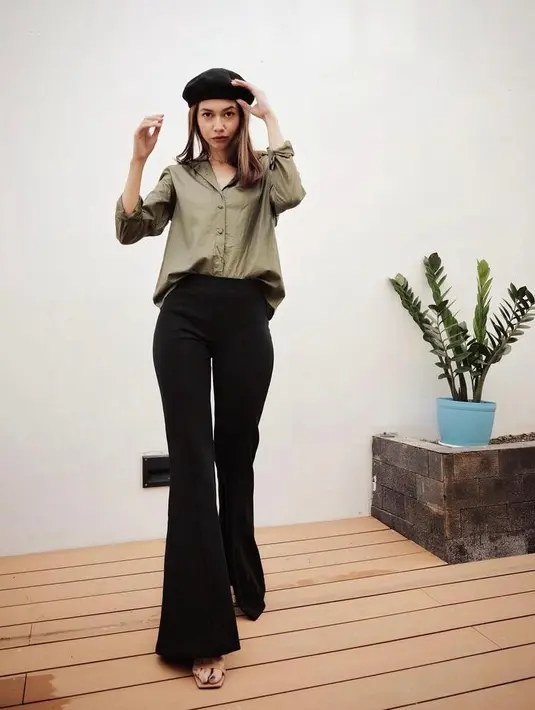Cocok untuk hangout, padukan kemeja warna army dengan celana cutbray warna hitam (Instagram/yukikt).