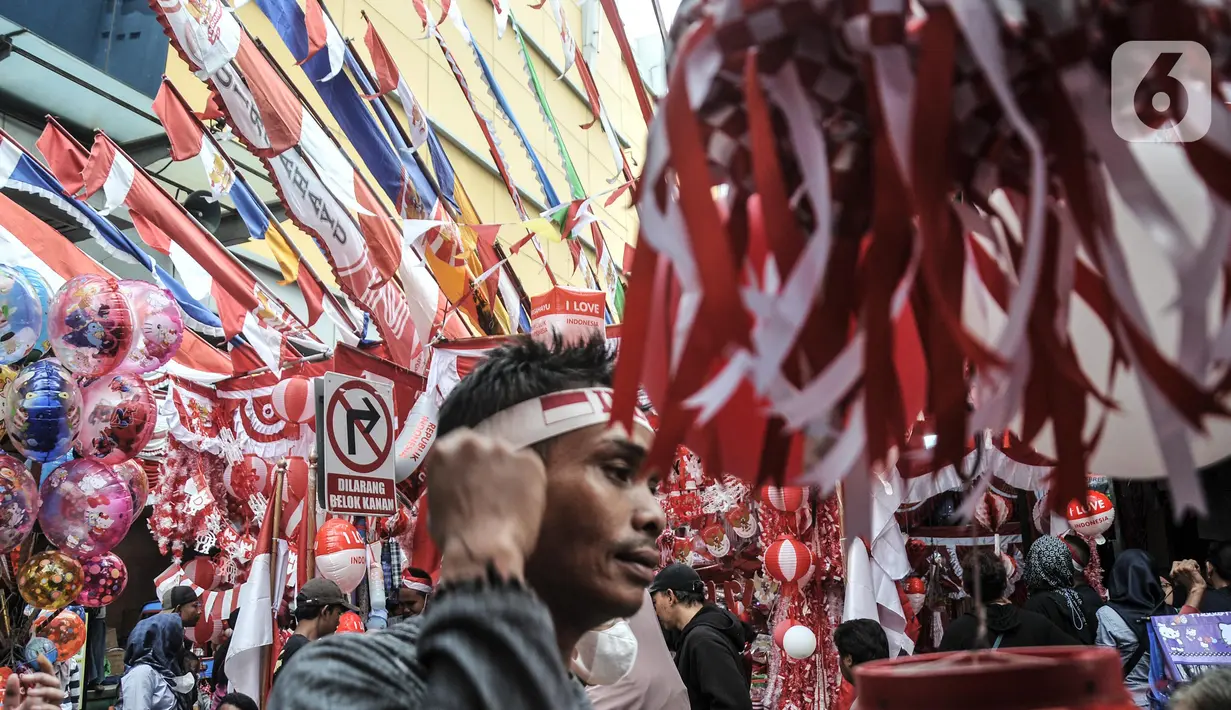 Warga memilih pernak-pernik untuk perayaan Hari Kemerdekaan ke-77 Republik Indonesia di Pasar Jatinegara, Jakarta Timur, Minggu (7/8/2022). Penjualan pernak-pernik perayaan 17 Agustus seperti bendera Merah Putih, alat perlombaan, dan berbagai hiasan Hari Kemerdekaan di Pasar Jatinegara mengalami peningkatan hingga 50 persen dibandingkan tahun lalu seiring meredanya penyebaran Covid-19. (merdeka.com/Iqbal S Nugroho)