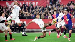 Bertandang ke markas Sevilla FC di pekan ke-23 Liga Spanyol 2024/2025, Barcelona berhasil meraih poin penuh usai menumbangkan tuan rumah dengan skor 4-1. (CRISTINA QUICLER/AFP)