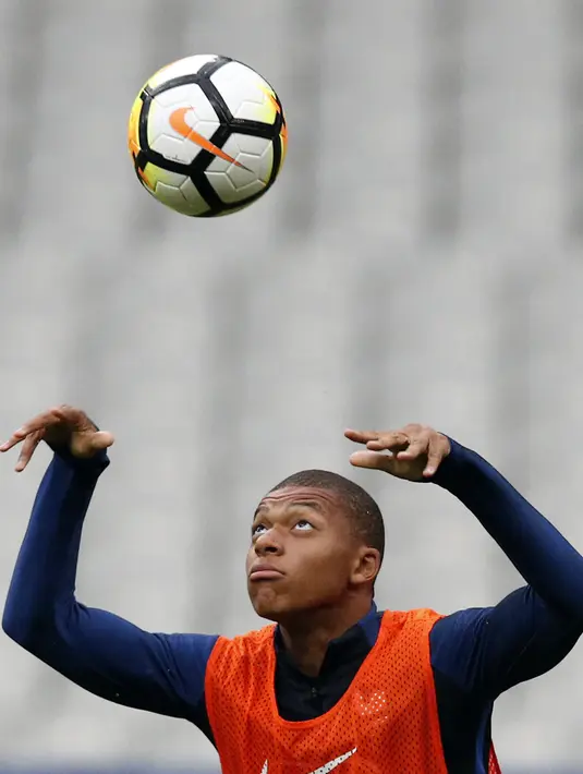 Aksi Kylian Mbappe melempar bola saat berlatih bersama timnas Prancis  di Stade de France stadium aint Denis, (30/8/2017). Prancis akan melawan Belanda pada pada kualifikasi Grup A Piala Dunia 2018.  (AP/Christophe Ena)