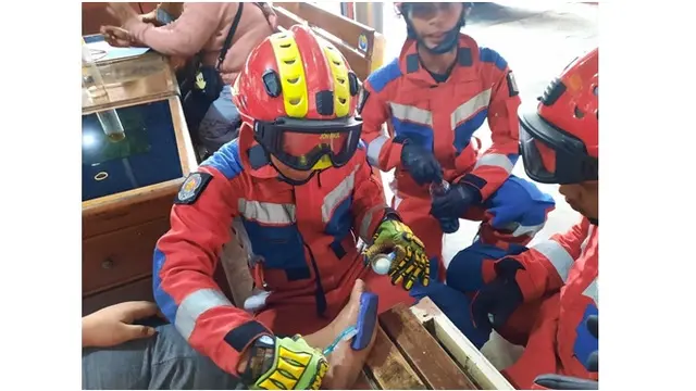 Teman Iseng Taruh Lem Korea di Sandal, Anak Ini Minta Bantuan Petugas Pemadam Kebakaran