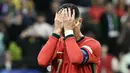 Pemain Portugal, Crsitiano Ronaldo, tampak kecewa setelah gagal mencetak gol penalti saat melawan Slovenia pada babak 16 besar Euro 2024 di Frankfurt Arena, Selasa (2/7/2024). (AFP/Patricia De Melo Moreira)