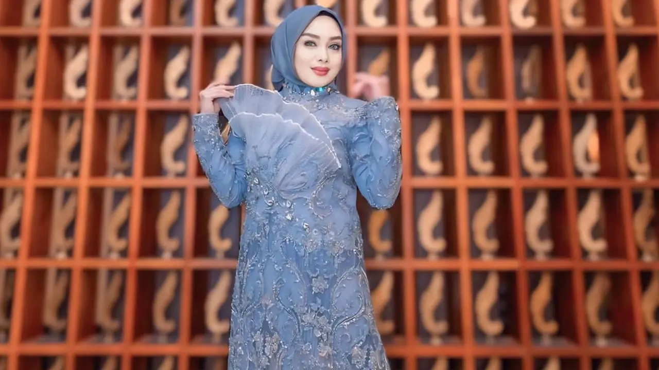 5 Pesona Gamis Biru Berpayet Terry Putri di Acara Spesial, Anggun dan Glamor