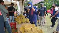 Bupati Ipuk menjajal durian Songgom Banyuwangi. (Dian Kurniawan/Liputan6.com)