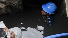 Petugas harian lepas (PHL) Sudin SDA membersihkan endapan pasir dan sampah dalam gorong-gorong di Jalan Gatot Subroto, Jakarta, Jumat (10/3). Pembersihan dilakukan karena di kawasan ini banjir selalu datang saat hujan turun. (Liputan6.com/Yoppy Renato)
