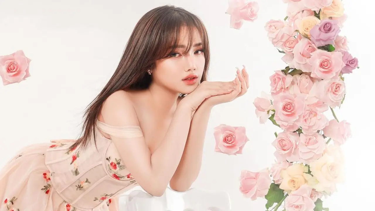 8 Potret Cantik Fuji Utami dengan Dress Floral di Pemotretan Terbaru, Disebut Mirip Kim Se Jeong