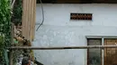 Warga melintasi banjir yang mulai memasuki belasan rumah warga di RT 11/ RW 07 sejak pukul 01.00 WIB dini hari tadi, Jakarta, Senin (16/11/2015). Ratusan warga kini sibuk mengeruk lumpur-lumpur yang memenuhi rumah mereka. (Liputan6.com/Yoppy Renato)