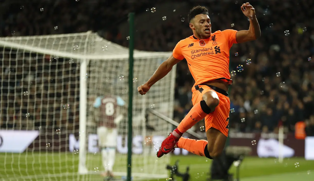 Aksi pemain Liverpool, Alex Oxlade-Chamberlain merayakan golnya ke gawang West Ham pada lanjutan Premier League di London Stadium, London, (4/11/2017). Liverpool menang 4-1. (AP/Kirsty Wigglesworth)