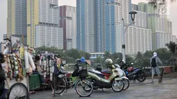 Sepeda motor dan pedagang kaki lima memenuhi trotoar Danau Sunter, Jakarta, Senin (22/7/2019). Tidak adanya fasilitas parkir di kawasan tersebut menyebabkan pengunjung Danau Sunter memarkirkan sepeda motor mereka di sepanjang trotoar sehingga mengganggu akses pejalan kaki. (merdeka.com/IqbalNugroho)