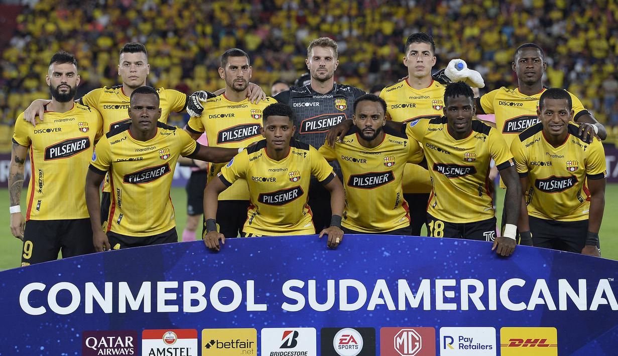 Para pemain starter Barcelona berfoto sebelum menghadapi Lanus pada laga penyisihan grup Copa Libertadores di Banco Pichincha Monumental Stadium, Guayaquil, Ekuador (4/5/2022). Barcelona de Guayaquil didirikan pada 1 Mei 1925 oleh Eutieme Perez, seorang imigran asal Spanyol di Ekuador. Klub yang memilik logo persis sama dengan FC Barcelona ini kini menjelma menjadi salah satu tim terbaik di Ekuador selain LDU Quito. (AFP/Rodrigo Buendia)