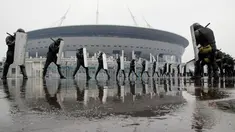 Polisi anti huru-hara berlatih di depan stadion sepak bola yang baru dibangun di Saint Petersburg di Rusia, Selasa (17/4). Polisi tersebut berlatih jelang pertandingan Piala Dunia 2018 yang akan dimulai pada 14 Juni 2018. (AP Photo/Dmitri Lovetsky)