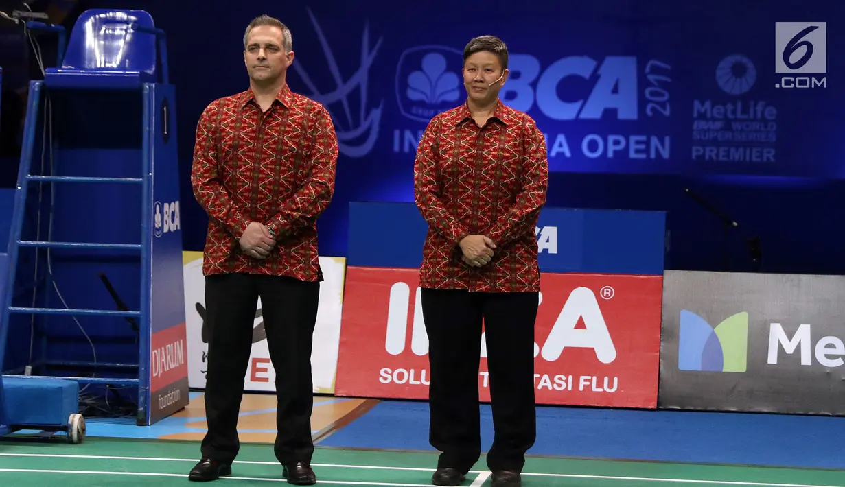 Dua orang wasit bersiap memimpin laga semifinal Indonesia Open 2017 di JCC Plenary Hall, Jakarta, Sabtu (17/6). Di semifinal Indonesia Open 2017, para wasit mengenakan kemeja batik lengan panjang. (Liputan6.com/Helmi Fithriansyah)