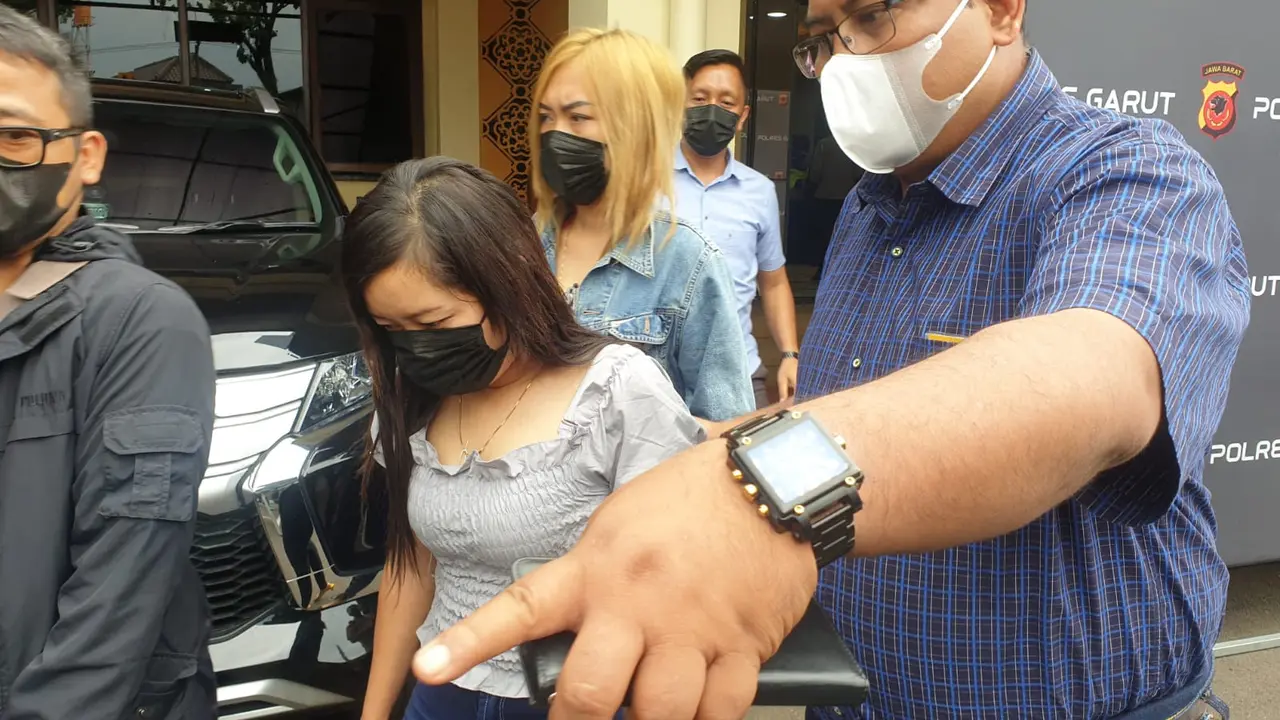 Kasatreskrim Polres Garut AKP Dede Sopandi tengah menggiring tiga korban PSK yang dijual para mucikari melalui aplikasi MeChat di kawasan wisata Cipanas Garut.