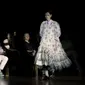 Model Indonesia, Rizal Rama, memeragakan koleksi busana desainer Simone Rocha di runway London Fashion Week 2022, 21 Februari 2022. (dok. tangkapan layar YouTube/Simone Rocha)
