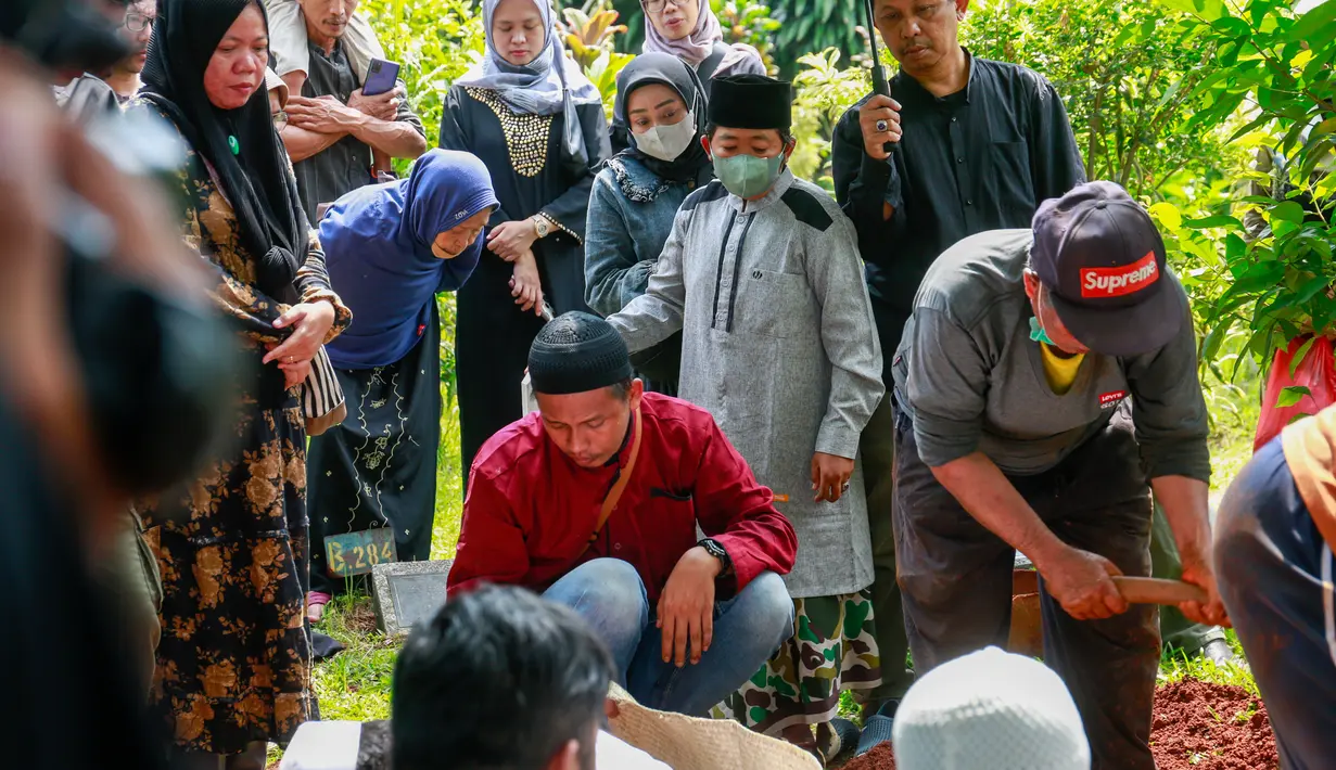 H. Umronih dimakamkan di TPU Kramat Pela, Jakarta Selatan, pada Sabtu pagi, 25 Maret 2023. Tampak Adul dan keluarga serta pelayat mengantarkan jenazah Umronih untuk dimakamkan. [Foto: Muhammad Akrom Sukarya/© KapanLagi.com]