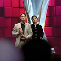 Erina Gudono terlihat setia mendampingi Kaesang Pangarep di berbagai kesempatan. Salah satunya saat sang suami menerima penghargaan Video Content Creator Award 2023. [@kaesangp]