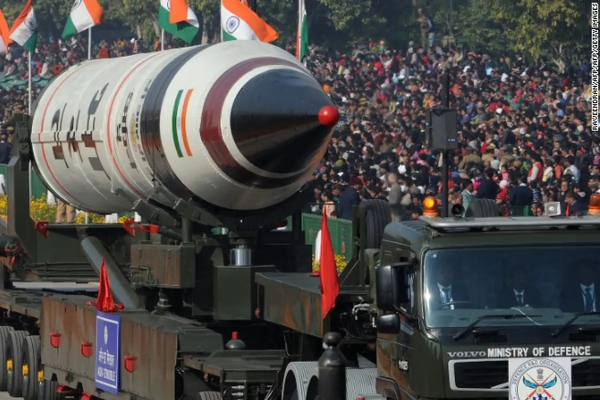 Misil balistik India ICBM Agni-V yang tengah diarak di New Delhi pada 2013 (AFP)