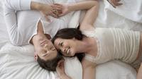 Pria tak hanya sibuk dengan aktivitas seksual ketika berhubungan intim. Pria juga memperhatikan pasangan wanitanya.