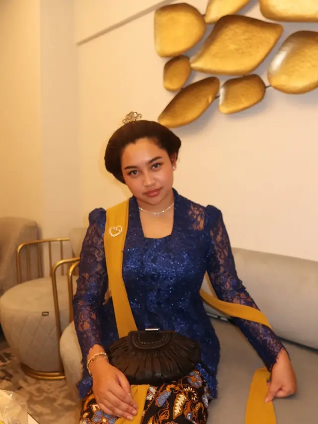 6 Potret Mayangsari dan Khirani Trihatmodjo Kompak Pakai Kebaya Biru di Acara Solo