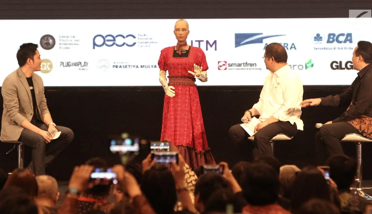 Menteri Komunikasi dan Informatika Rudiantara (dua kanan) didampingi Kepala Badan Ekonomi Kreatif Triawan Munaf (kanan) berinteraksi dengan robot Sophia dalam dialog internasional CSIS di Hotel Borobudur, Jakarta, Selasa (17/9/2019). (merdeka.com/Iqbal Nugroho)