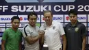 Pelatih Timnas Indonesia, Bima Sakti, bersalaman dengan pelatih Thailand, Milovan Rajevac, saat jumpa pers di Stadion Rajamangala, Bangkok, Jumat (16/11). Indonesia akan melawan Thailand pada laga Piala AFF 2018. (Bola.com/M. Iqbal Ichsan)