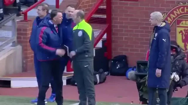 Video aksi Louis van Gaal manajer Manchester United yang memprotes wasit dengan cara menjatuhkan badannya di pinggir lapangan. Sumber video 90min.com