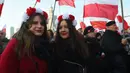 <p>Orang-orang mengibarkan bendera nasional Polandia saat pawai untuk menandai Hari Kemerdekaan Nasional Polandia di Warsawa, Polandia, 11 November 2021. Hari Kemerdekaan Nasional Polandia dirayakan pada 11 November untuk memperingati ulang tahun Republik Polandia Kedua. (Adam Chelstowski/AFP)</p>