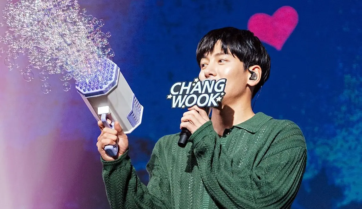 Penonton di acara fan meeting tersebut begitu antusias saat Ji Chang Wook mulai melakukan fan service. Mulai dari menyapa, bernyanyi, hingga memainkan gelembung sabun. Saking serunya, ia juga berharap bisa keliling kota Jakarta dan meminta fans untuk menjadi pemandu wisatanya. (Liputan6.com/IG/@jichangwook)