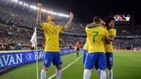 Para pemain Brasil merayakan gol ke gawang Argentina pada laga Pra-Piala Dunia 2018 di Stadion Monumental Antonio Vespucio Liberti, Buenos Aires, Sabtu (14/11/2015) pagi WIB. (AFP PHOTO / Eitan Abramovich)