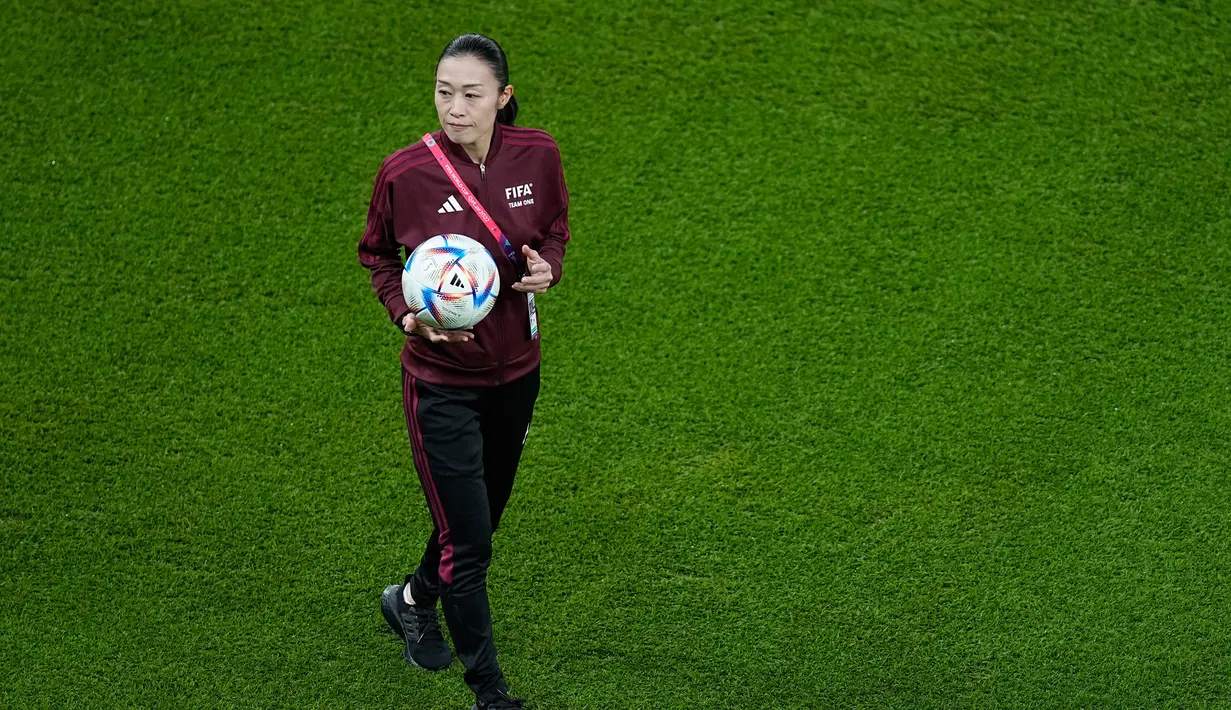 Wasit Jepang Yoshimi Yamashita berjalan di lapangan sebelum pertandingan sepak bola grup F Piala Dunia antara Belgia dan Kanada, di Stadion Ahmad Bin Ali, Doha, Qatar, Rabu (23/11/2022). Yamashita merupakan wasit sepak bola internasional yang saat ini menjadi wasit utama Piala Dunia 2022. (AP Photo/Ariel Schalit)